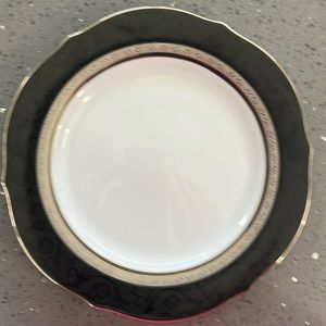 Noritakes “Kingswood Platinum” ACCENT luncheon plate, 9 inches in diameter.